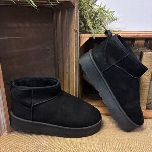 Charlotte Russe Boots Black Low Top Suede Platform Ankle Sz 10 Slip On Faux Fur